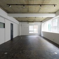 千代田区神田猿楽町の賃貸物件/光が壁面に反射してやわらかい空間に仕上がっている（201号室）