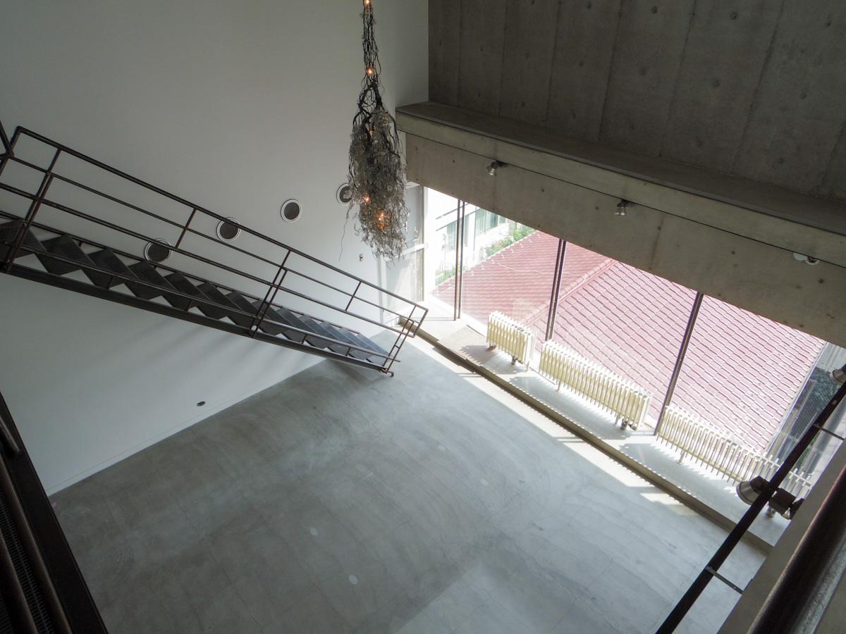 渋谷区恵比寿南の賃貸物件/吹き抜けの上から見た室内。モルタルの床が良い感じ