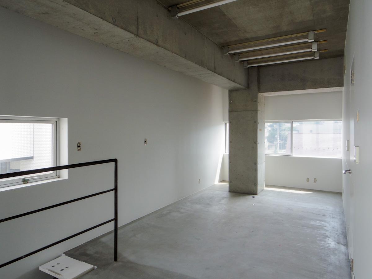 渋谷区恵比寿南の賃貸物件/オフィス4。こちらもモルタル床で無機質な印象。窓が多く、明るさと風通しも確保されている