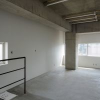 渋谷区恵比寿南の賃貸物件/オフィス4。こちらもモルタル床で無機質な印象。窓が多く、明るさと風通しも確保されている