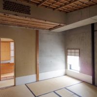 渋谷区恵比寿南の賃貸物件/あえてそのまま残しているモダンな茶室。炉に電気が通っていて、本格的に茶室として利用可能