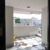渋谷区恵比寿南の賃貸物件/屋根付きの5階のテラス。床は大理石