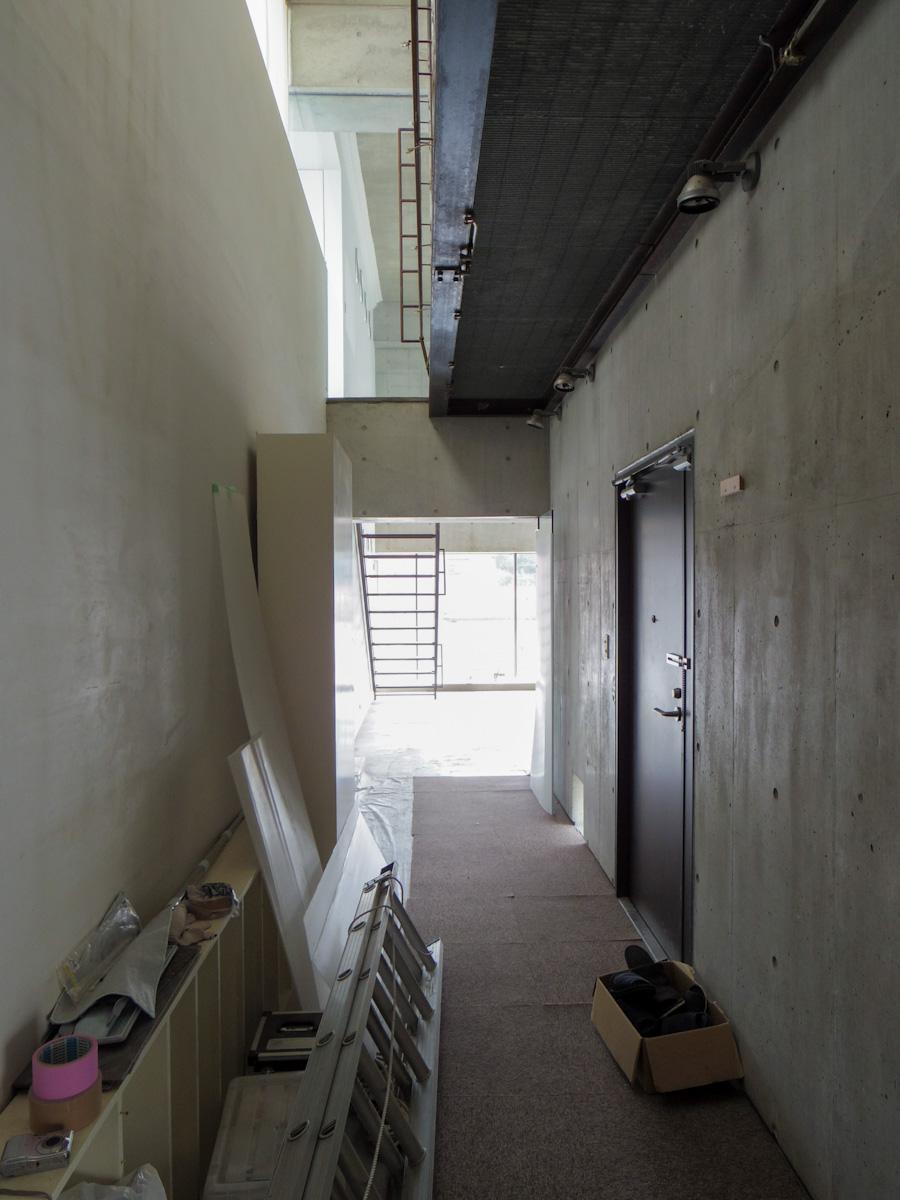 渋谷区恵比寿南の賃貸物件/廊下も天井が高く開放的