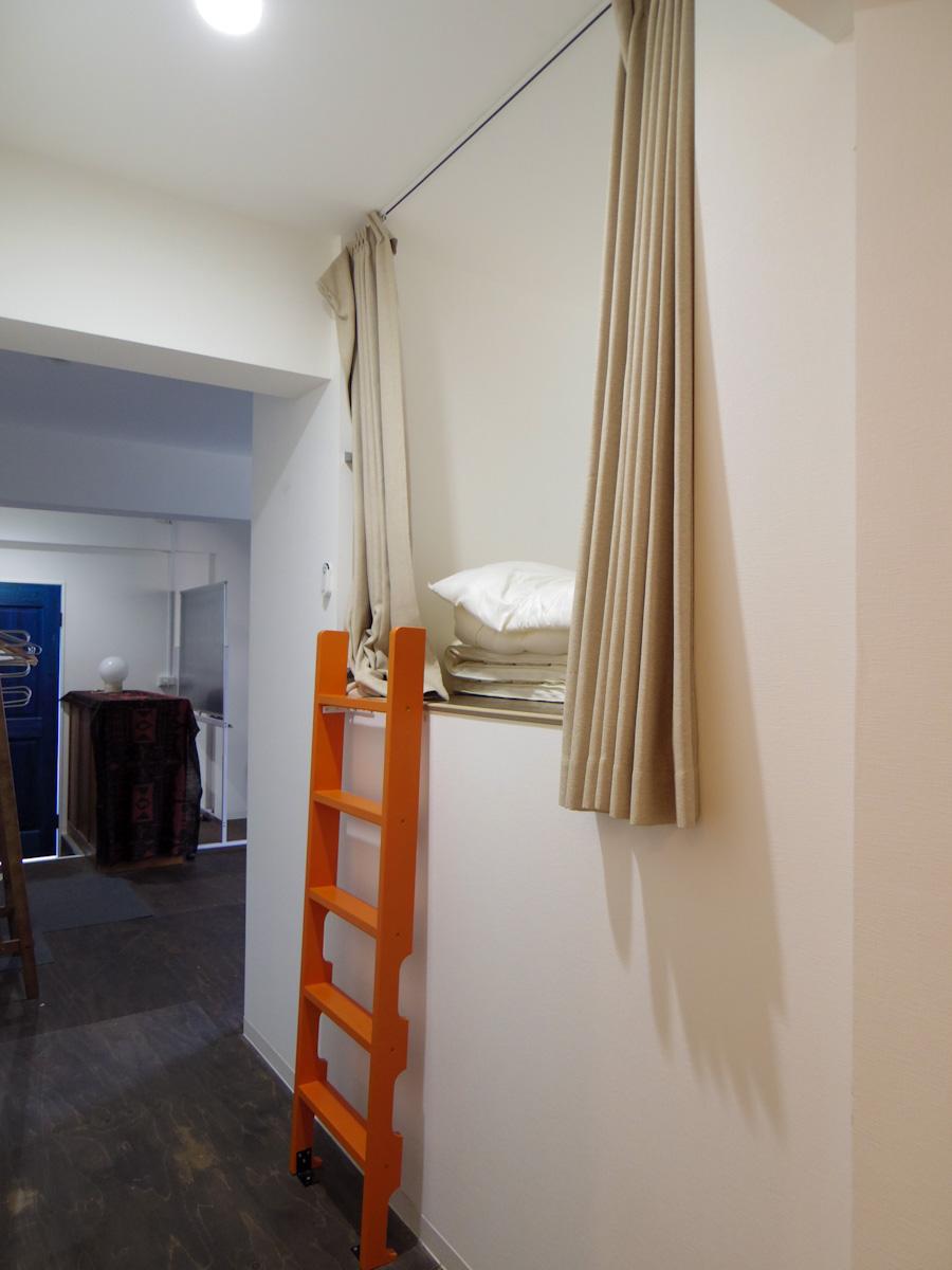北側の部屋にはつくり付けの2段ベッド。ゆるく空間を分ける、間仕切り代わりにもなっている