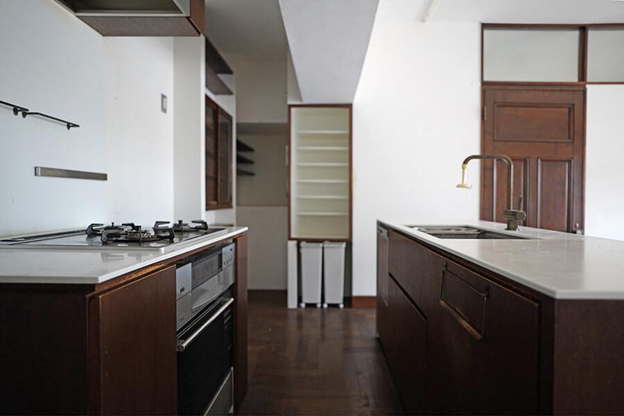 品川区上大崎の売買物件/使いやすそうな対面式キッチン。備え付けの収納が充実