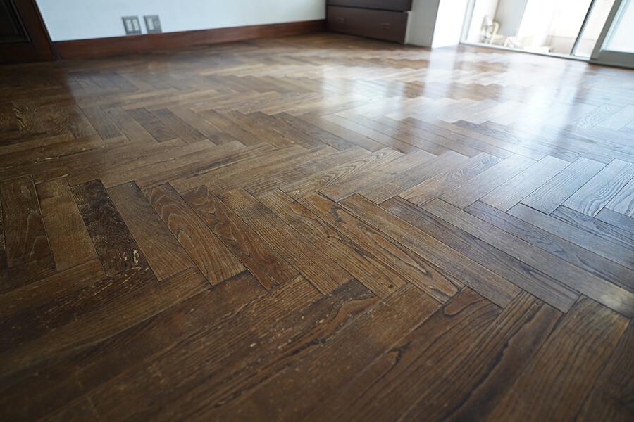 品川区上大崎の売買物件/リビングの床。時間が経ち、いい味が出てきました