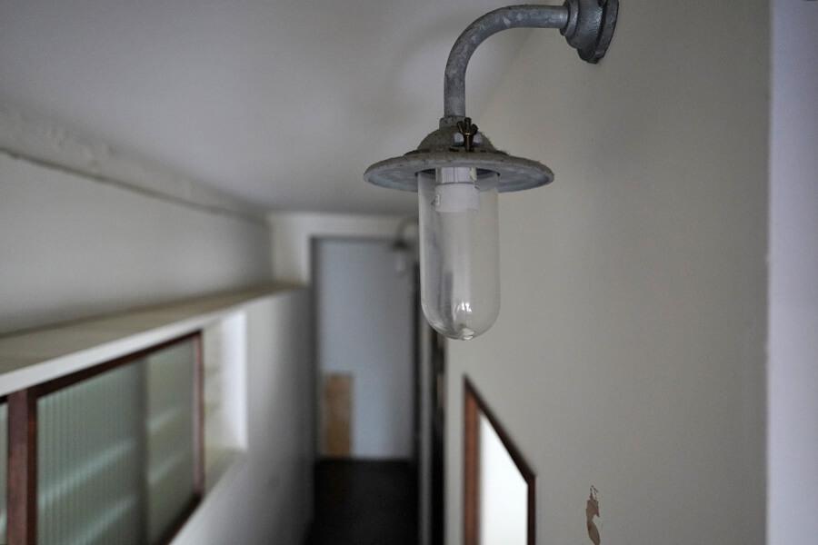 品川区上大崎の売買物件/照明も古材と合うものを選んでいます
