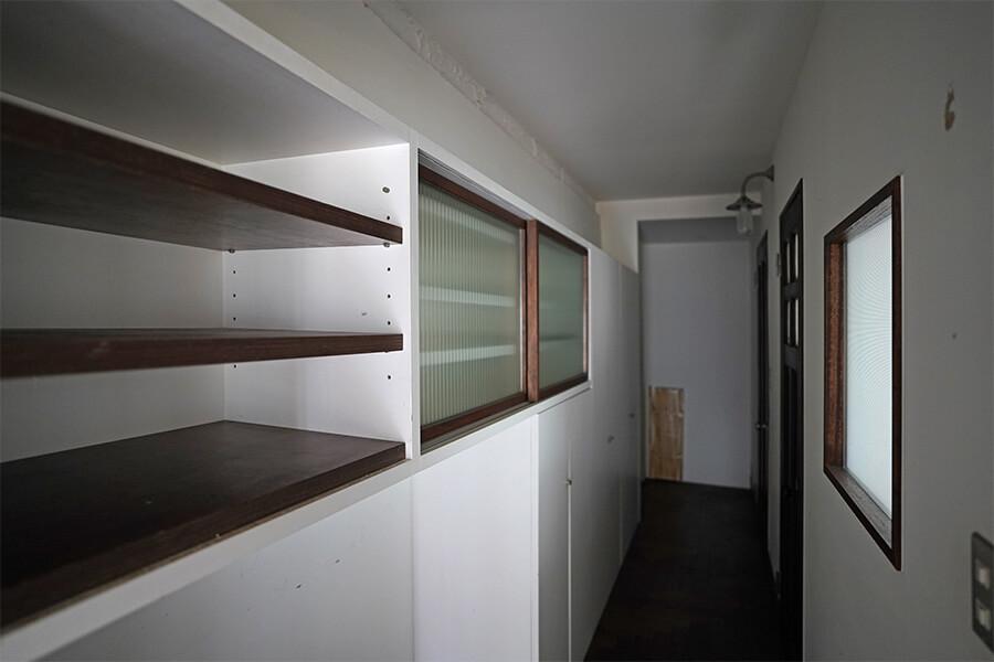 品川区上大崎の売買物件/廊下にも収納。スペースを無駄なく使っています