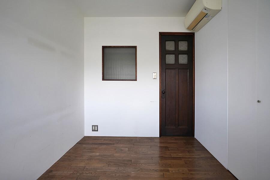 品川区上大崎の売買物件/約5畳の寝室。扉と小窓がポイント