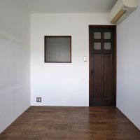 品川区上大崎の売買物件/約5畳の寝室。扉と小窓がポイント