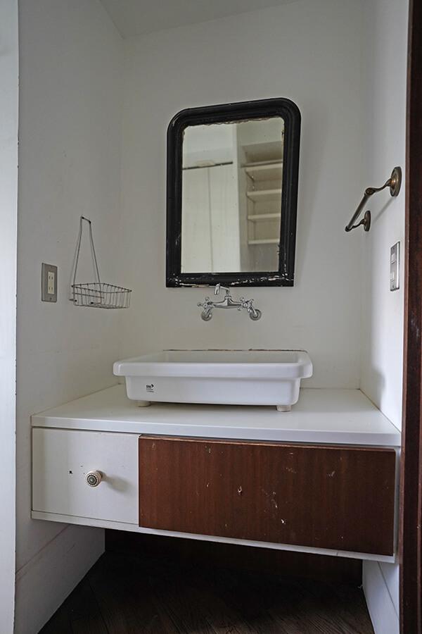 品川区上大崎の売買物件/洗面台の鏡はアンティーク品
