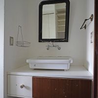 品川区上大崎の売買物件/洗面台の鏡はアンティーク品