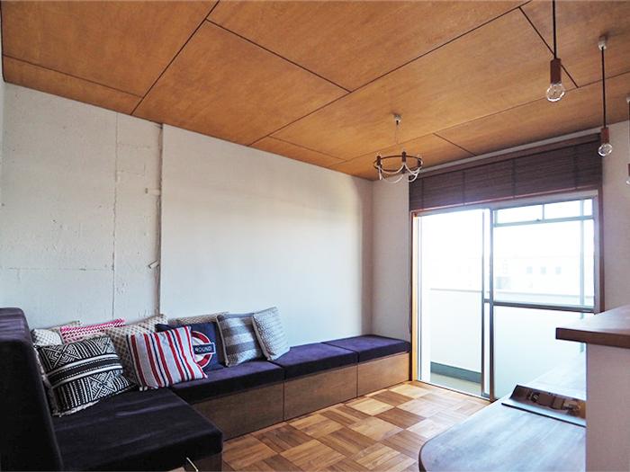 横浜市青葉区すすき野の売買物件/壁際にはソファの造作。ソファの下は収納になっています。すべての窓にウッドブラインドがついています