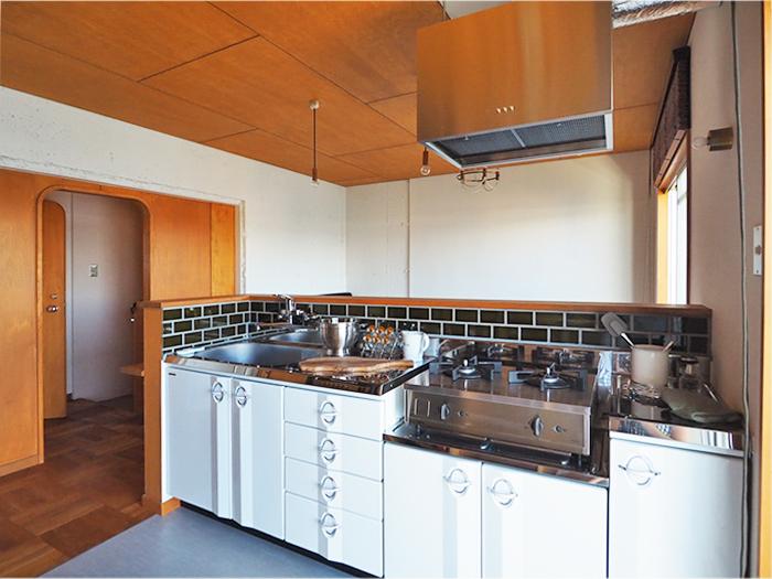 横浜市青葉区すすき野の売買物件/ホーロ扉のレトロキッチン