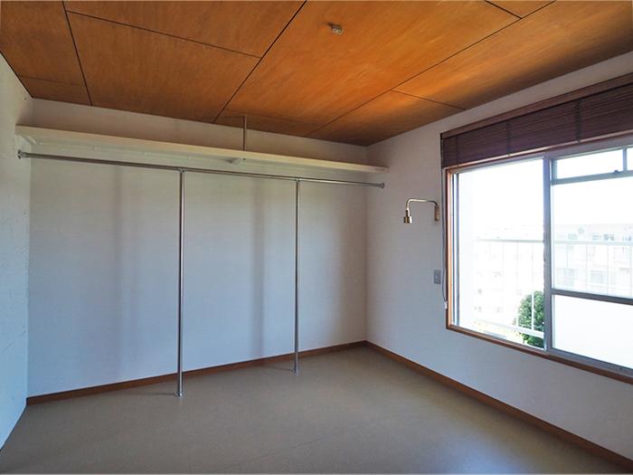 横浜市青葉区すすき野の売買物件/オープンクローゼットもなかなかの収納量（写真から変更点あり：現状はオープンクローゼットの右列にパイプハンガーが増設され、2段になっています）