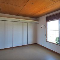 横浜市青葉区すすき野の売買物件/オープンクローゼットもなかなかの収納量（写真から変更点あり：現状はオープンクローゼットの右列にパイプハンガーが増設され、2段になっています）