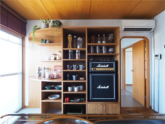 横浜市青葉区すすき野の売買物件/キッチンの造作棚がかっこいい（写真から変更あり：棚の一部を改修し、一般的な冷蔵庫が置けるように現在はなっています）