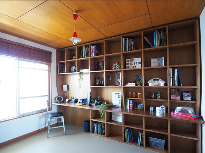 横浜市青葉区すすき野の売買物件/洋室の壁の棚もかっこいい。デスクスペースもつくられ、テレワークにもいい