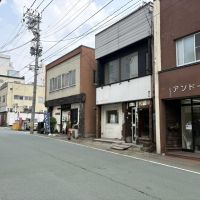 山形県山形市本町の売買物件/この通りのすぐ傍にあるのが、山形R不動産の活動初期の代表作「ミサワクラス」。ネットワークやカルチャーは、今でも地域の小さなエネルギーとして息づいている。