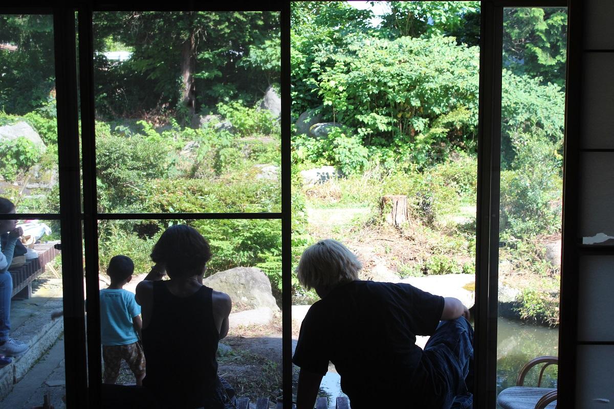 山形県山形市大字平清水の賃貸物件/縁側から池を望む。優しいせせらぎが聞こえる贅沢な場所。