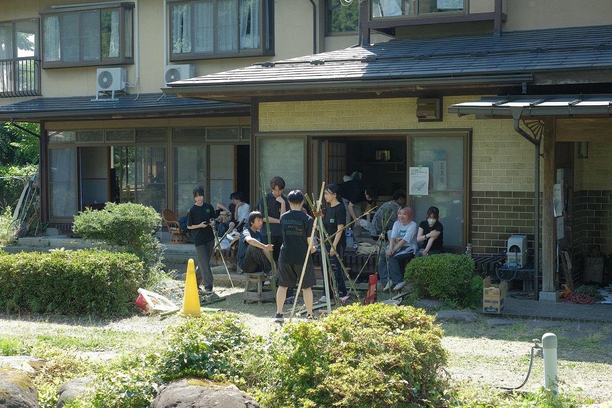 山形県山形市大字平清水の賃貸物件/住まいの延長にある公共。和室の縁側が、並木市の特等席になっていた。