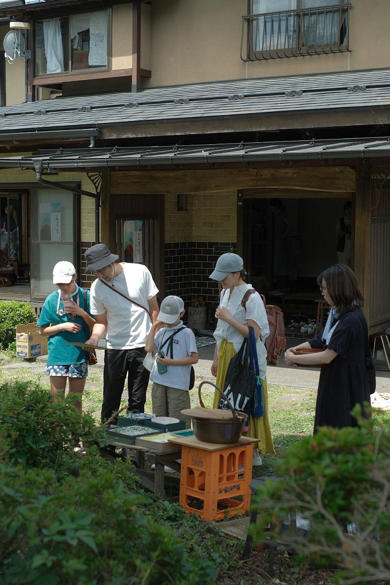 山形県山形市大字平清水の賃貸物件/ご近所さんが気軽に立ち寄る、まちに開いた蚤の市の風景。