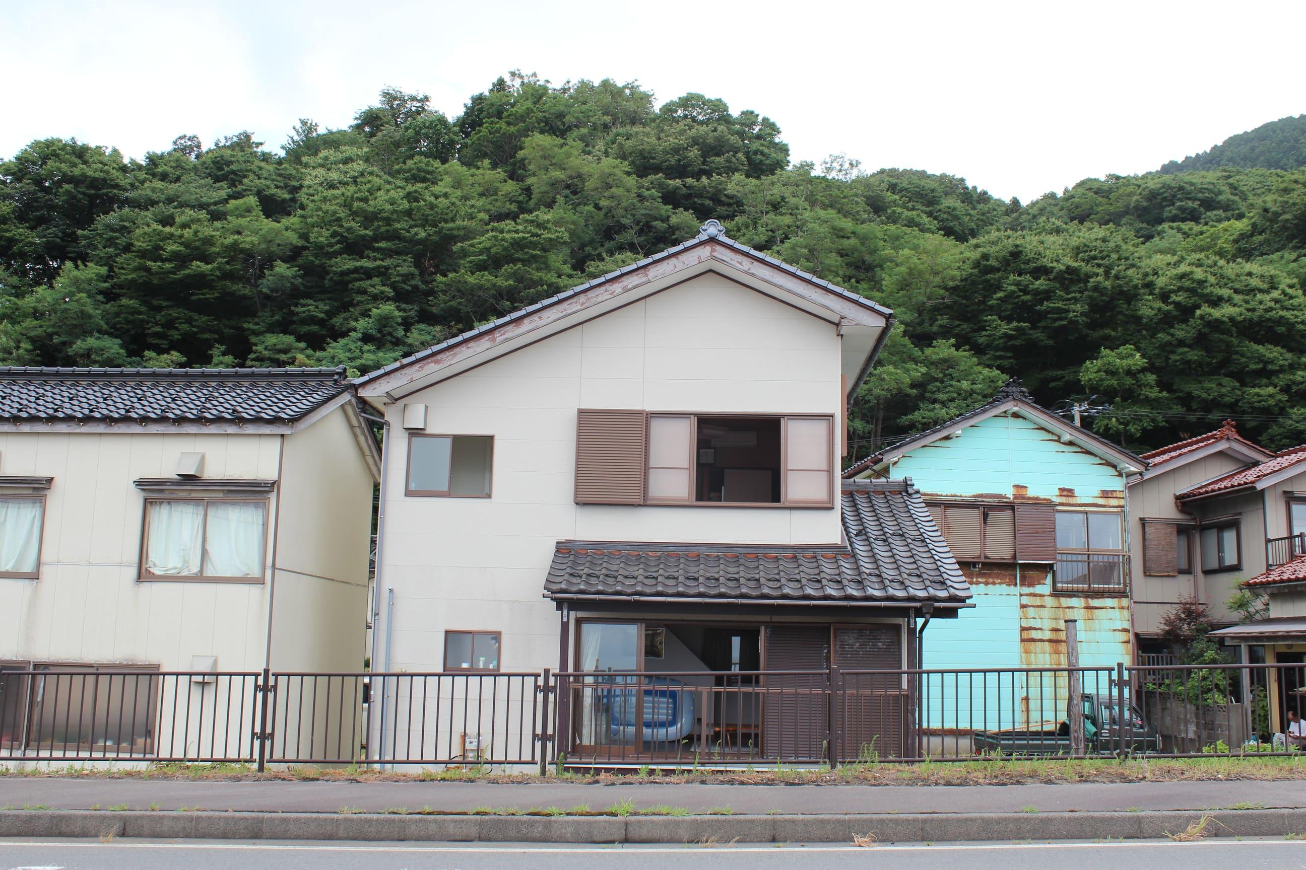 山形県鶴岡市堅苔沢の売買物件/海沿いらしい瓦屋根が特徴的なファサード。コンパクトなサイズ感がまたいい。