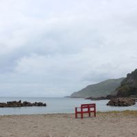山形県鶴岡市堅苔沢の売買物件/砂浜には赤いベンチが。散歩の途中で休んでるいる人もちらほら。