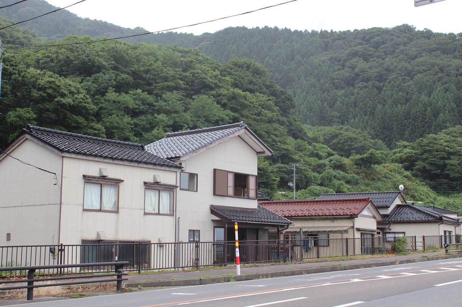 山形県鶴岡市堅苔沢の売買物件/国道との距離感。国道を挟んで海が広がります。