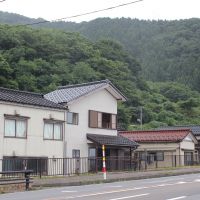 山形県鶴岡市堅苔沢の売買物件/国道との距離感。国道を挟んで海が広がります。