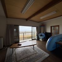 山形県鶴岡市堅苔沢の売買物件/雨戸を開け放てば、波の音と潮風が一気に家の中へ流れ込みます。