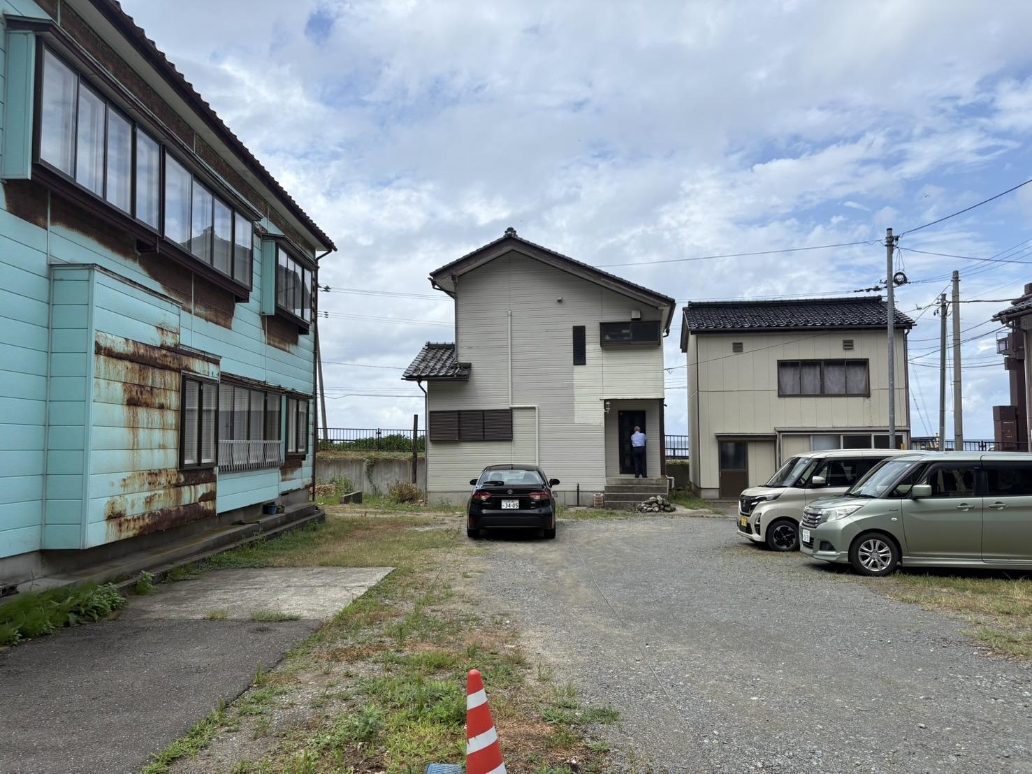 山形県鶴岡市堅苔沢の売買物件/駐車場は縦列で3台可。