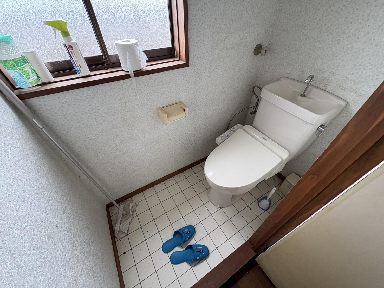 山形県鶴岡市堅苔沢の売買物件/トイレからも海が眺められます。