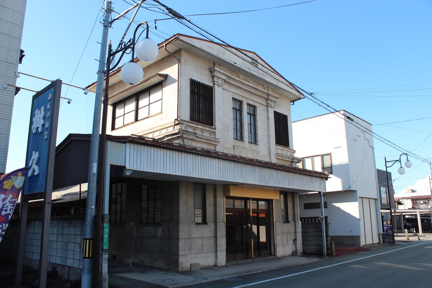 山形県東村山郡山辺町大字山辺の売買物件/昭和4年に建てられた元銀行。
重厚な外観と、趣のある木製建具。