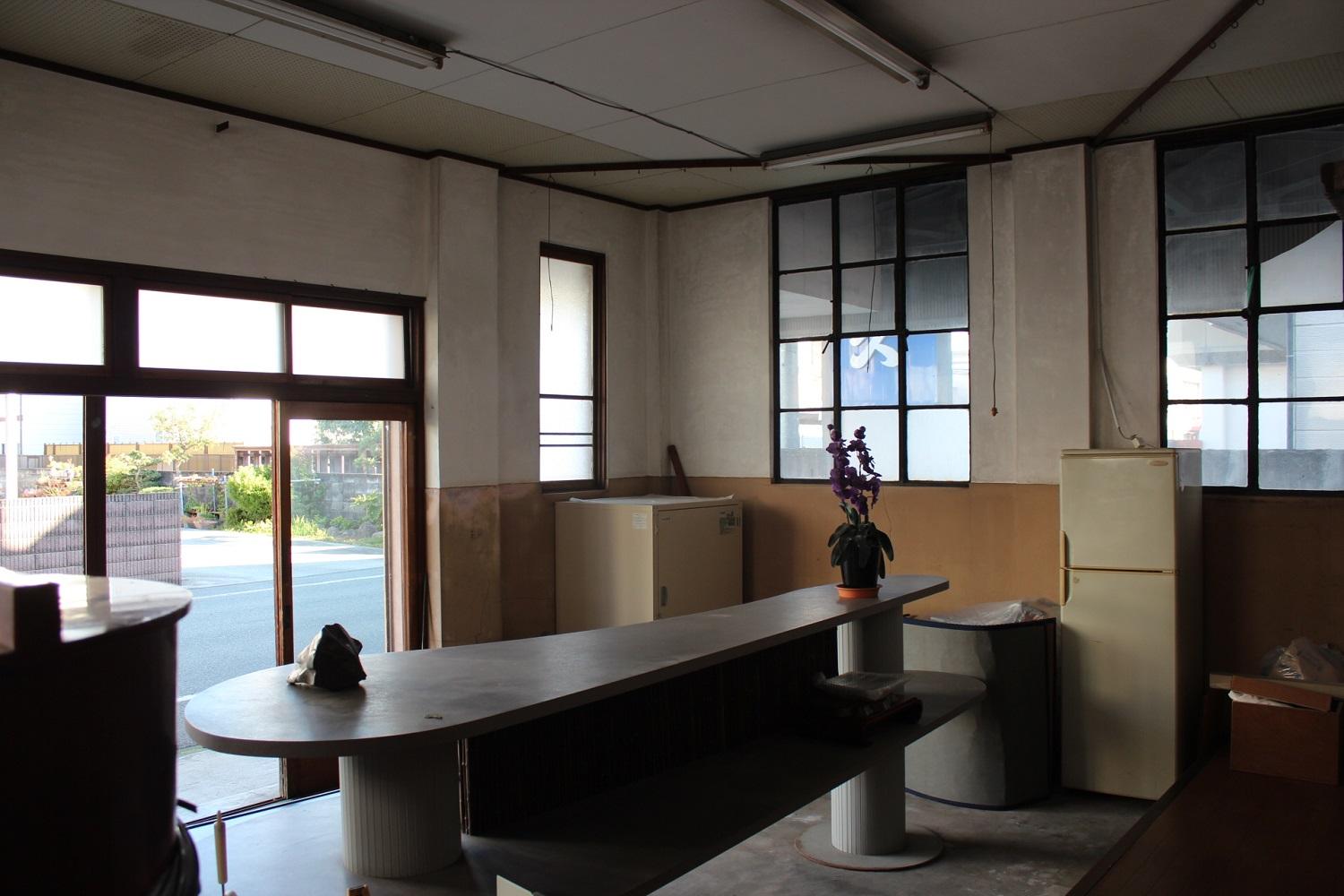 山形県東村山郡山辺町大字山辺の売買物件/少し歪んだガラス越しに入る光が、長い年月を経た建物の呼吸を感じさせます。