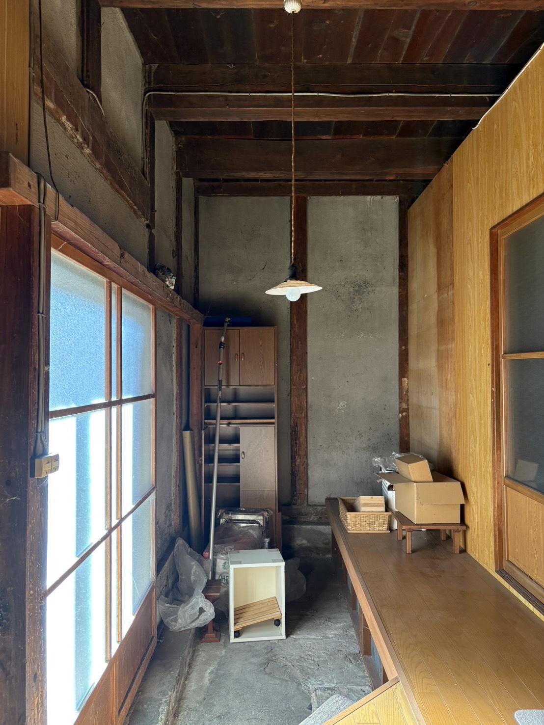山形県東村山郡山辺町大字山辺の売買物件/蔵を半分に区切ってこちらは座敷蔵スペース。蔵の中に小部屋を設置し寝室として利用されていました。