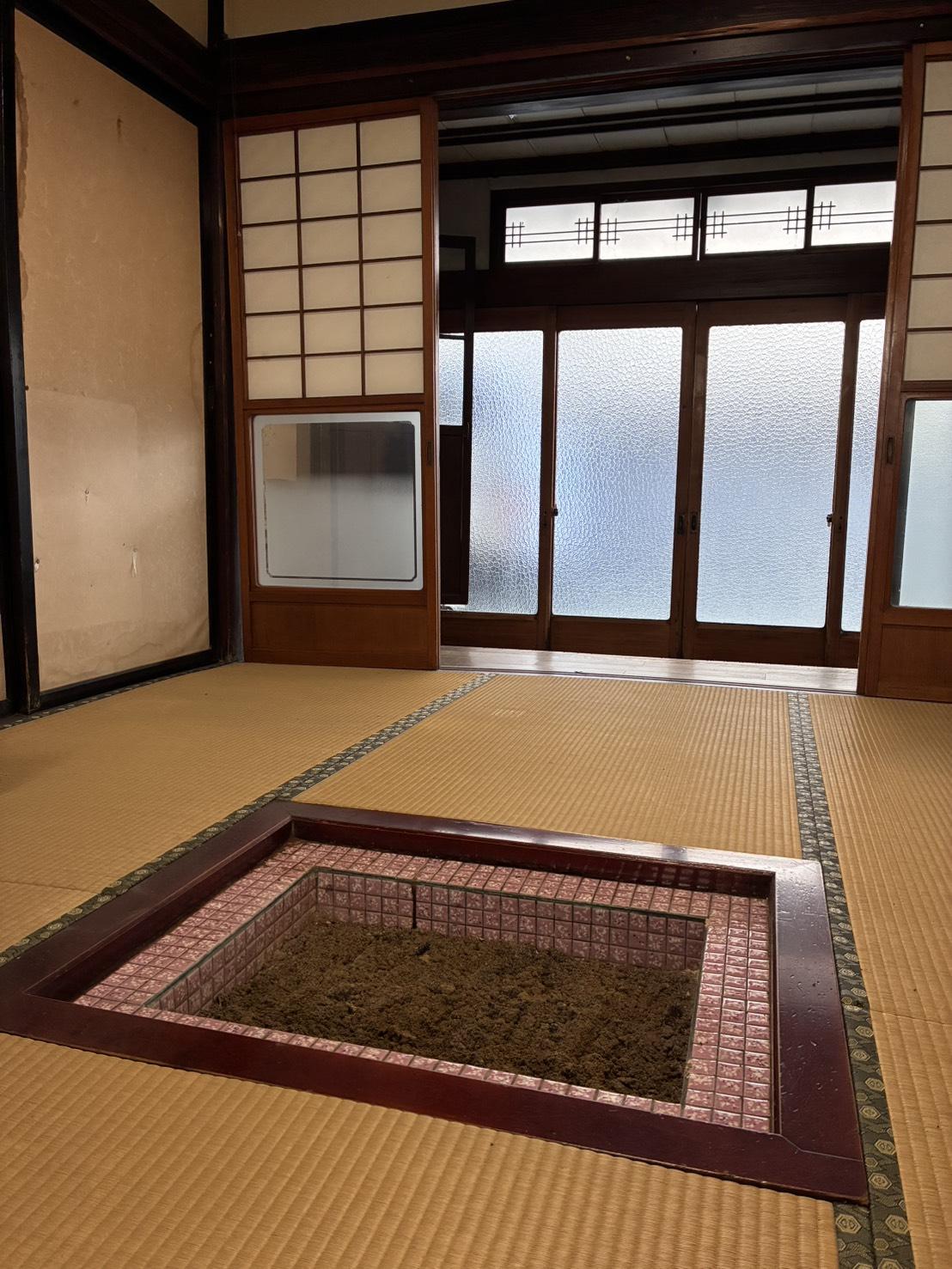 山形県東村山郡山辺町大字山辺の売買物件/半畳の畳をめくると素敵なタイルと囲炉裏が姿を現します。