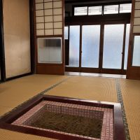 山形県東村山郡山辺町大字山辺の売買物件/半畳の畳をめくると素敵なタイルと囲炉裏が姿を現します。