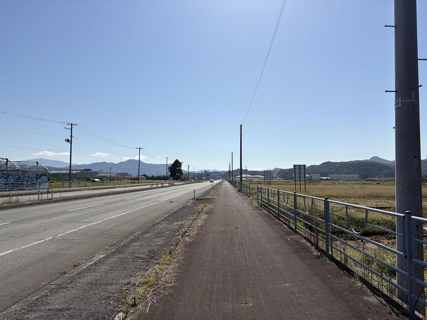 山形県山形市大字片谷地の売買物件/奥に見えるのが「シェルターインクルーシブプレイス コパル 」建築好きが県外からも訪れます。