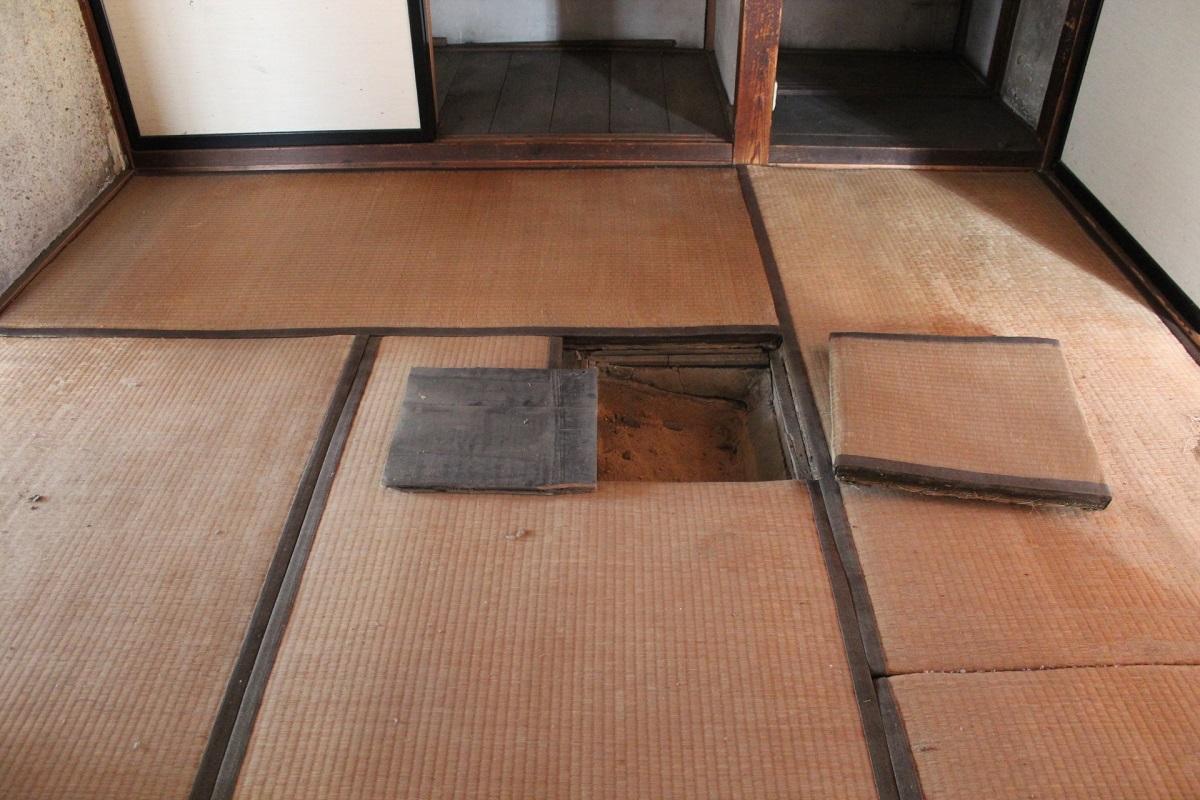 山形県山形市幸町の賃貸物件/畳をめくると現れる“炉”。