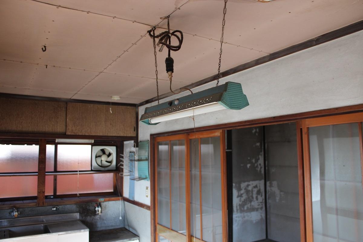 山形県山形市幸町の賃貸物件/古い照明器具。味わい深さは現代の新品では出せない。