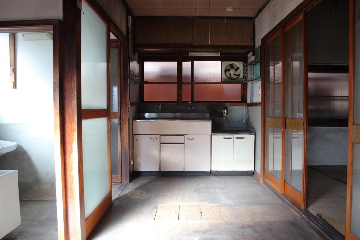 山形県山形市幸町の賃貸物件/キッチンの床は当時もの。味があって、これがまたいい。