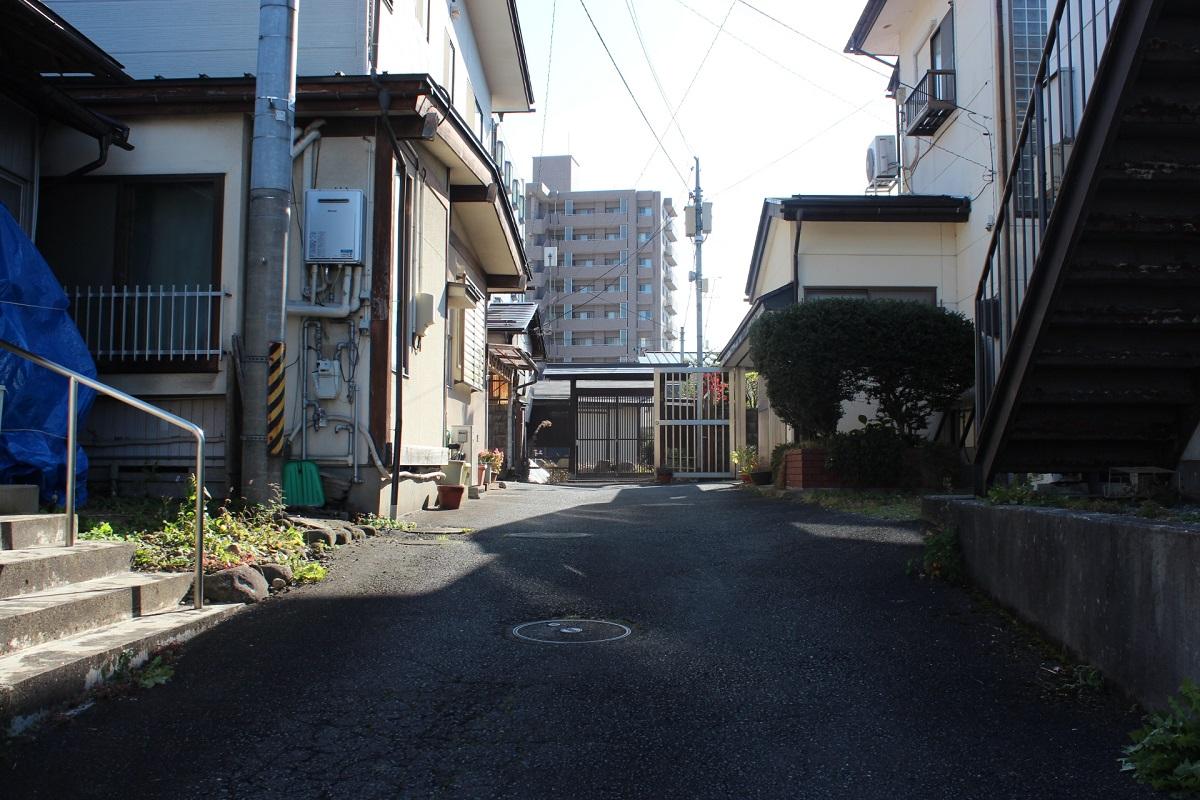 山形県山形市幸町の賃貸物件/突き当たりの奥に静かに佇む門。この先が今回の物件です。