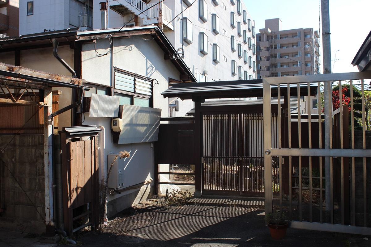 山形県山形市幸町の賃貸物件/参道の先に現れる門。奥にビル群がのぞき、異世界感すごい。