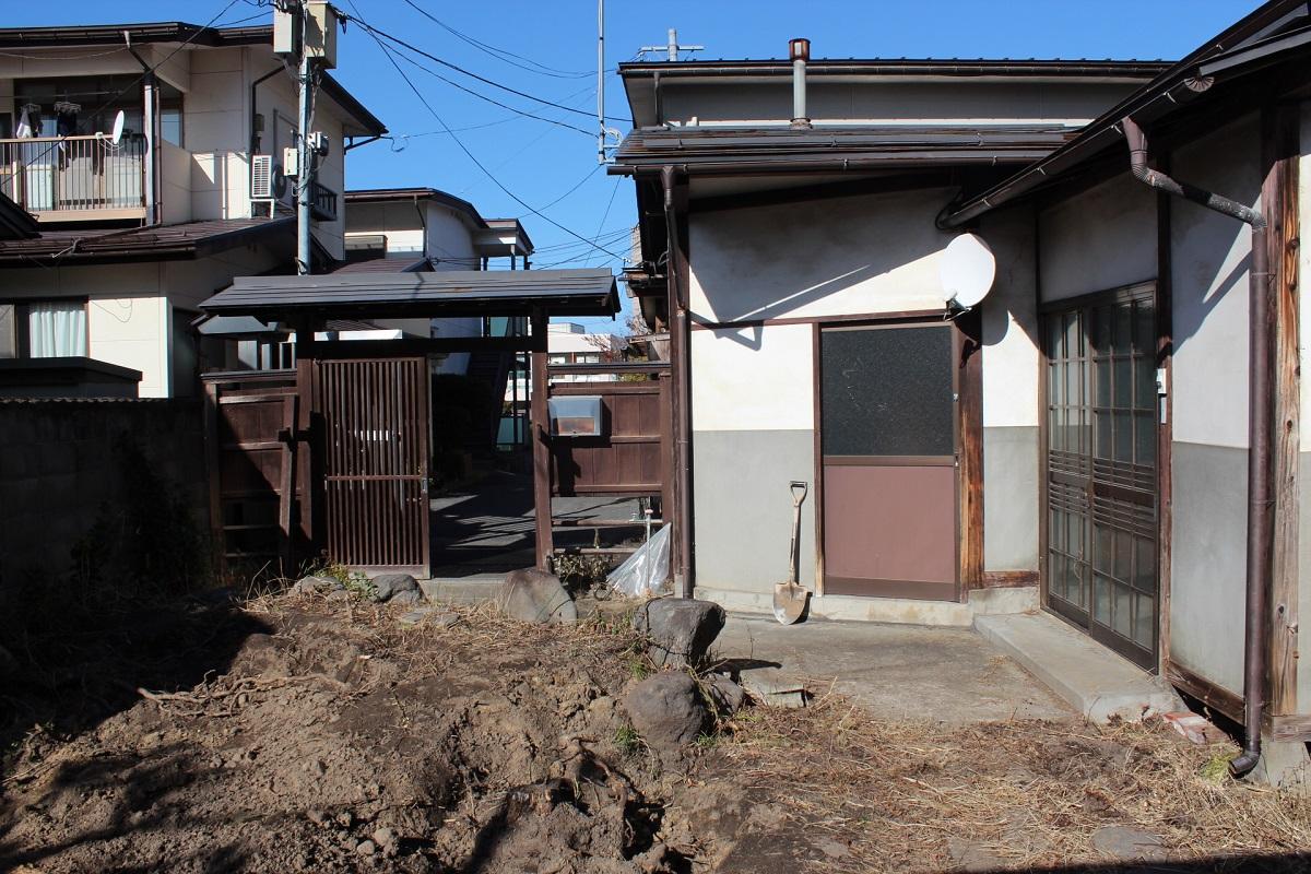 山形県山形市幸町の賃貸物件/庭側から。現在貸主がDIY整備中で、荒れ気味なのはご愛嬌。