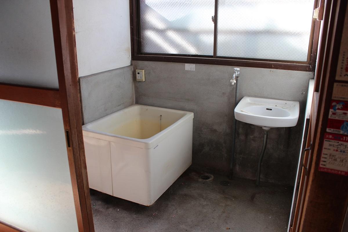 山形県山形市幸町の賃貸物件/モルタル×白壁の浴室。素朴だけど絵になる空間。