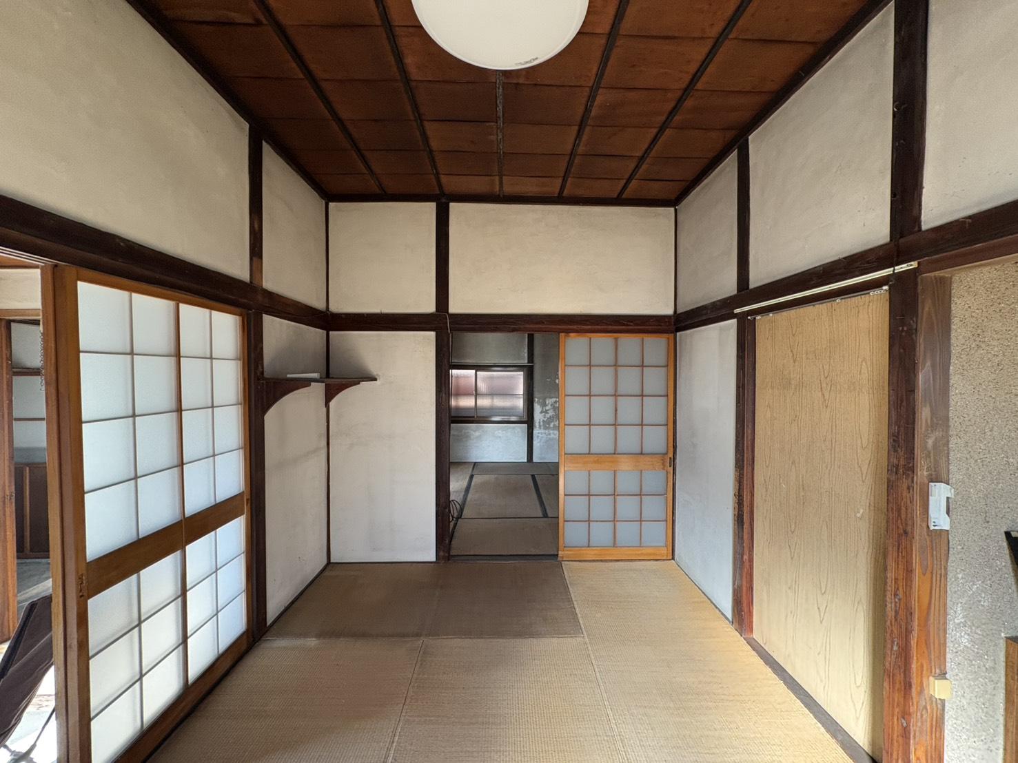 山形県山形市幸町の賃貸物件/玄関を開けてすぐ和室。いきなり“古民家らしさ”全開。