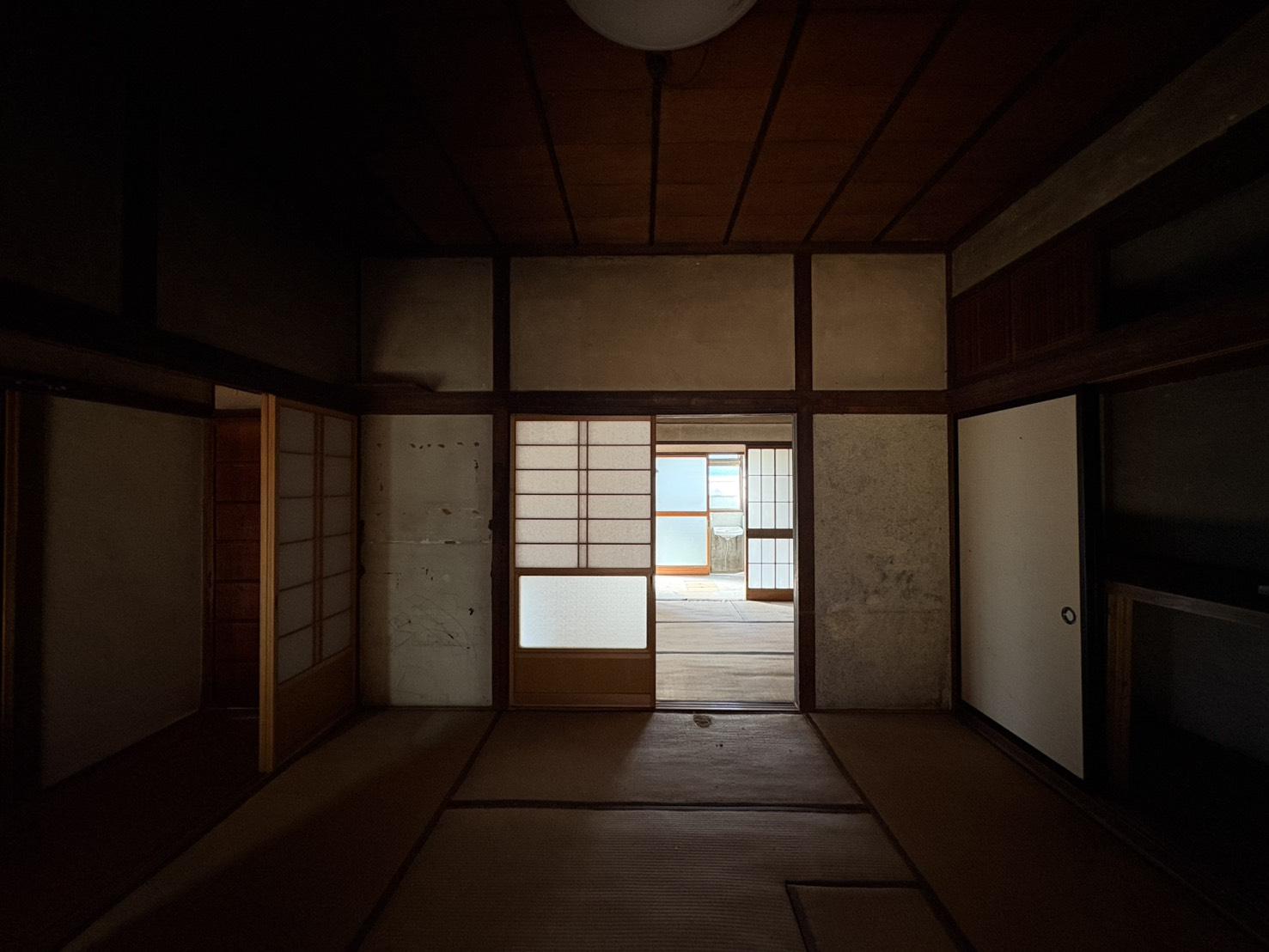 山形県山形市幸町の賃貸物件/薄暗い和室が逆に良い。光の入り方も古民家ならでは。