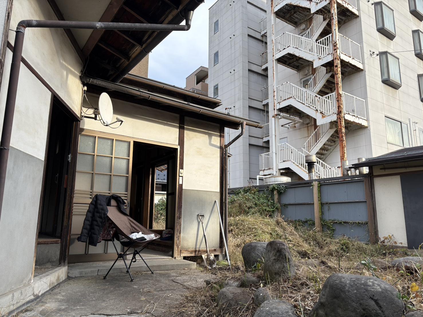 山形県山形市幸町の賃貸物件/玄関前の椅子とビル群。ギャップがこの物件の魅力。