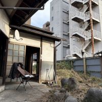 山形県山形市幸町の賃貸物件/玄関前の椅子とビル群。ギャップがこの物件の魅力。